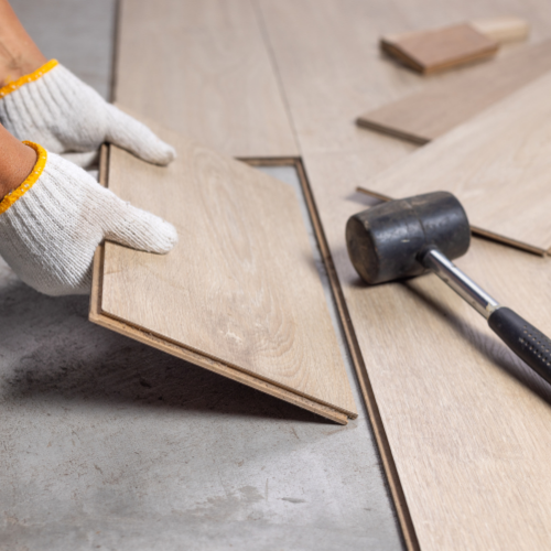 Instalação de piso laminado em Campinas - profissional encaixando régua laminada